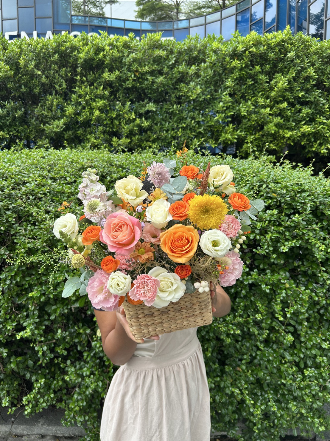 กระเช้าดอกไม้สีสดใส โทนพีช